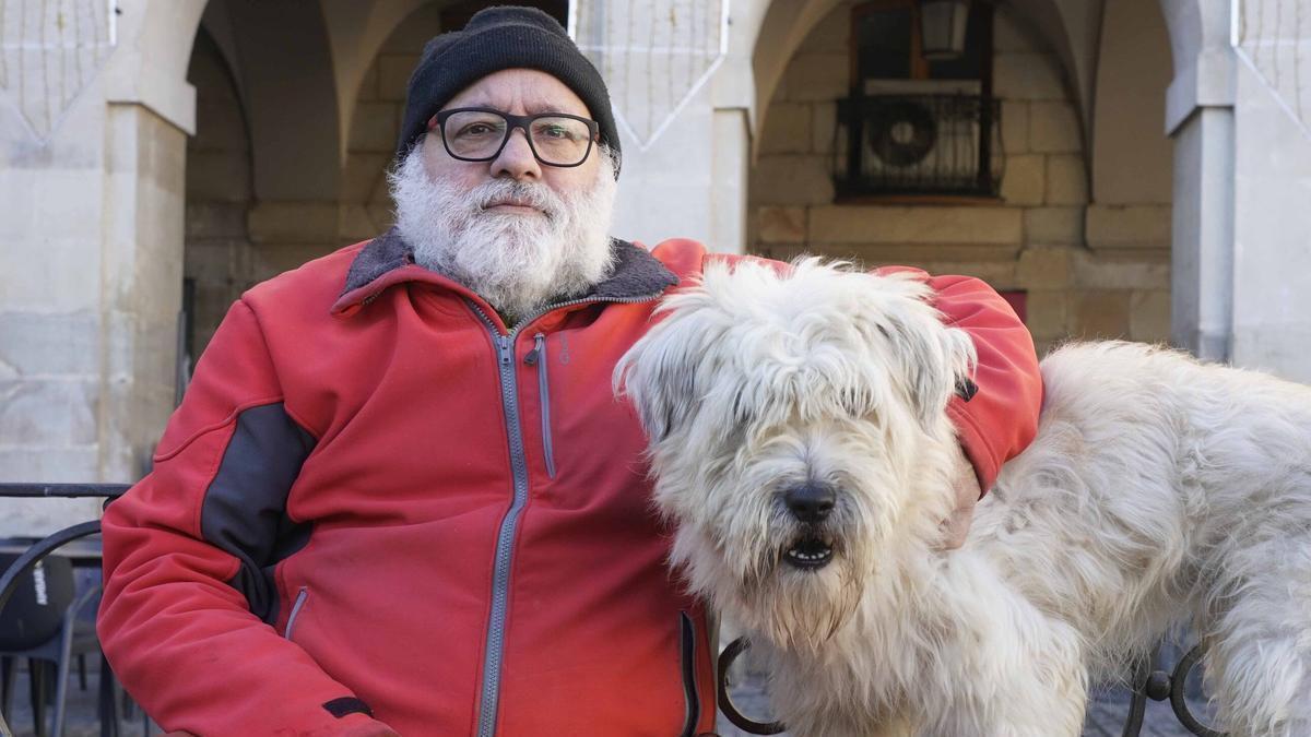 José Ángel, alias Pistolo, puede presumir de ser uno de los pocos gasteiztarras que desde su casa de la Corre no sintieron el terremoto.