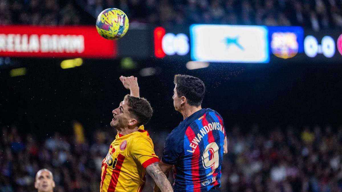 Robert Lewandowski disputando un balón de cabeza. Robert Lewandowski disputando un balón de cabeza.