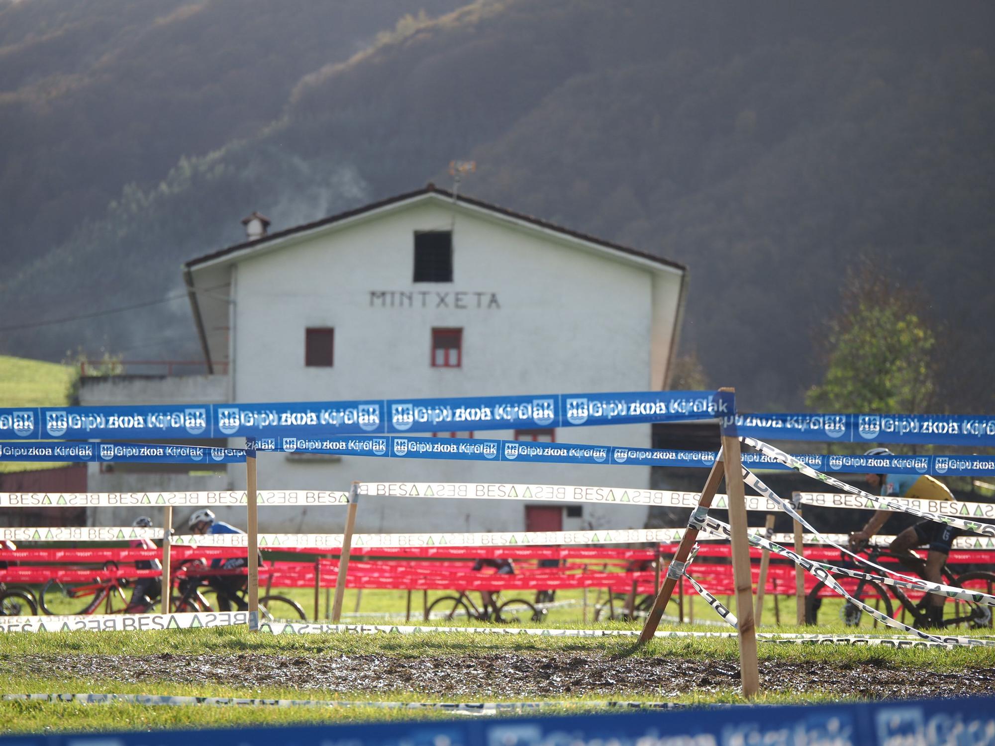 El barro se sumó al espectáculo de ciclocross en Elgoibar