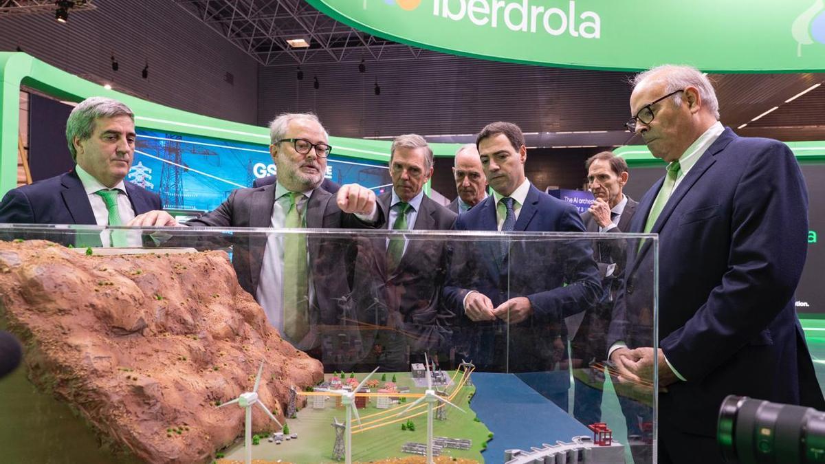 Imanol Pradales durante su visita en el pabellón que Iberdrola tiene en ENLIT Europe