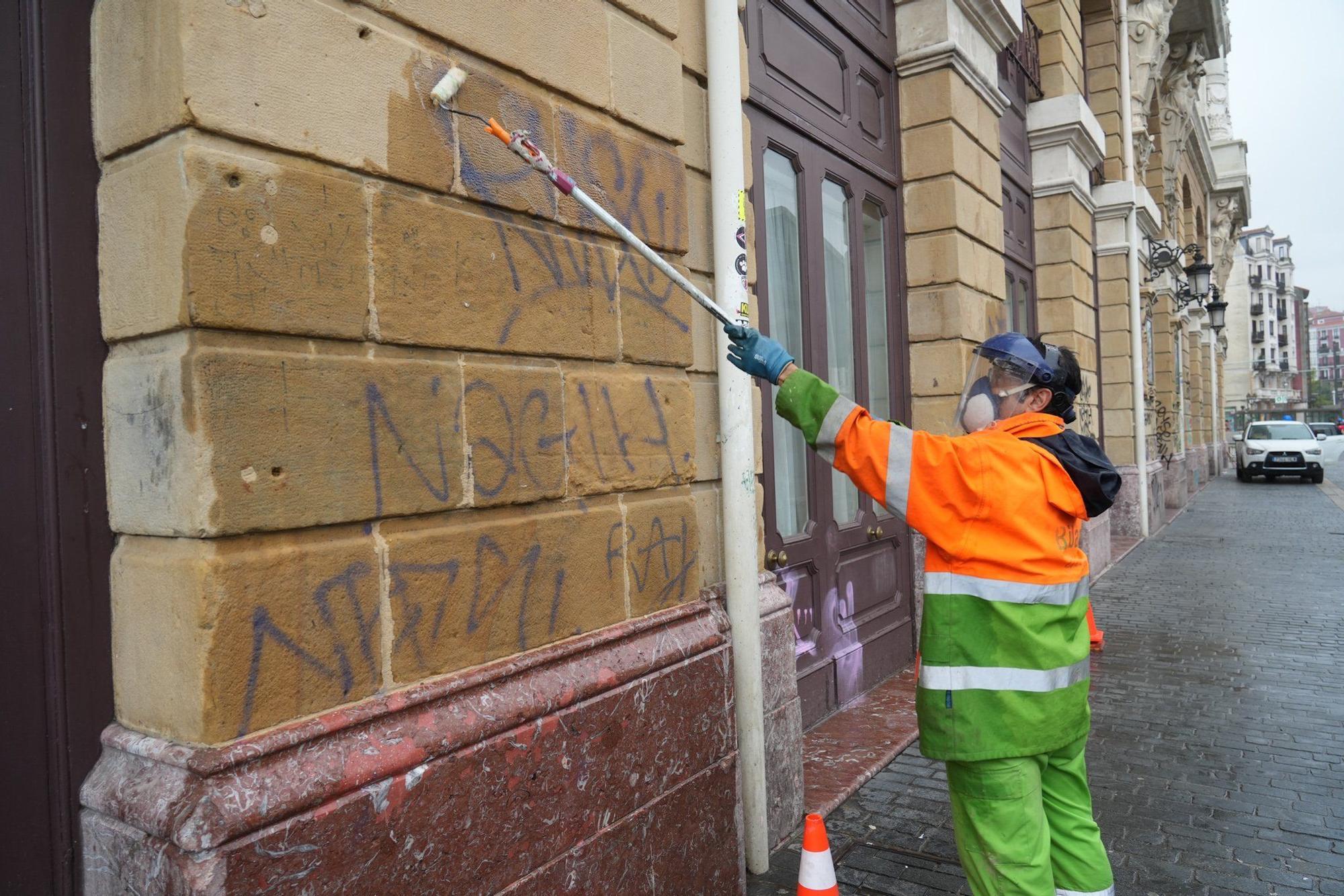 En imágenes: Comienzan a limpiar las pintadas del Teatro Arriaga