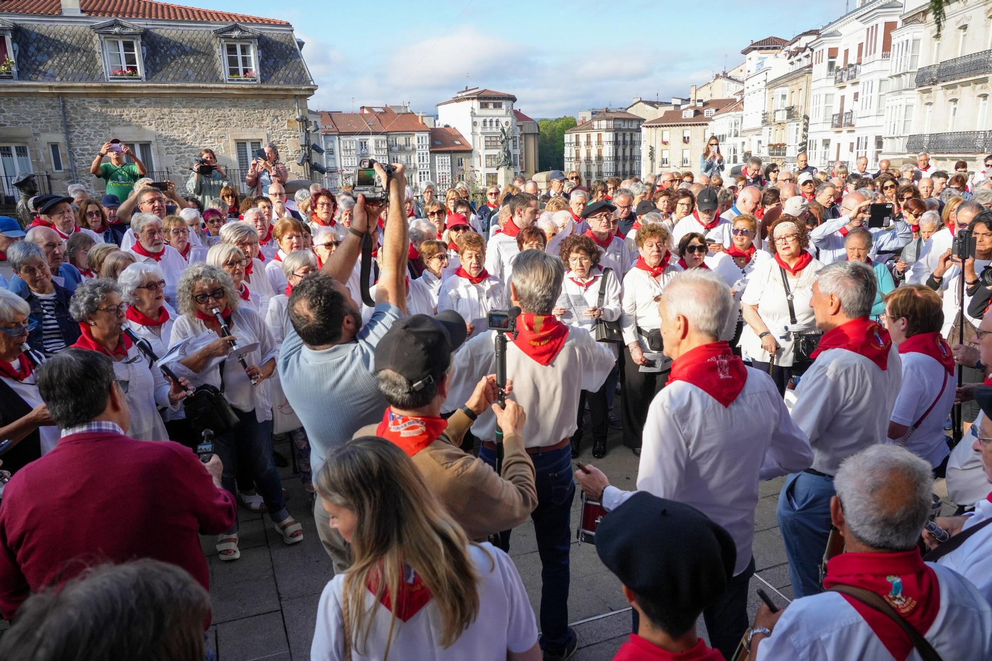 En imágenes: Los auroros despiertan a Vitoria con sus canciones