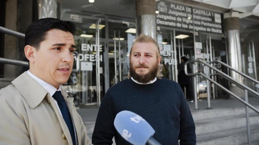 Declaran cinco de los investigados por apalear un muñeco que representaría a Pedro Sánchez
