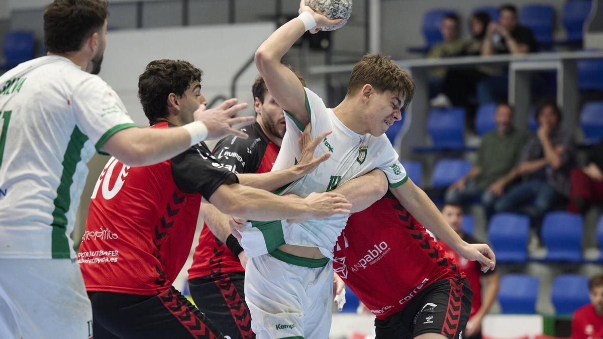 Tres defensores del Burgos tratan de frenar a Xabier Istúriz, quien debutó en la Liga con el primer equipo.