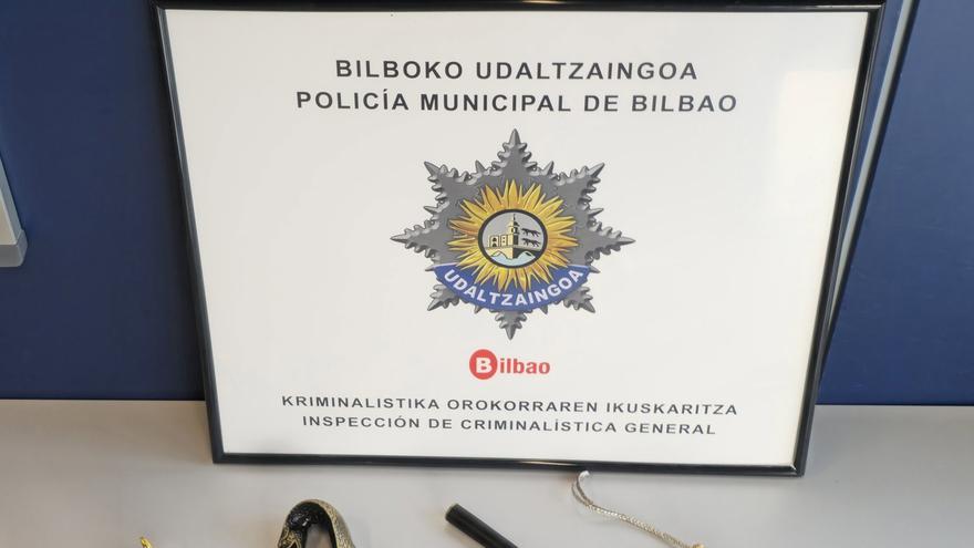 Bilboko Udaltzaingoa gizon bat ikertzen ari da makila-estokeak fabrikatu eta sare sozialen bidez saltzeagatik