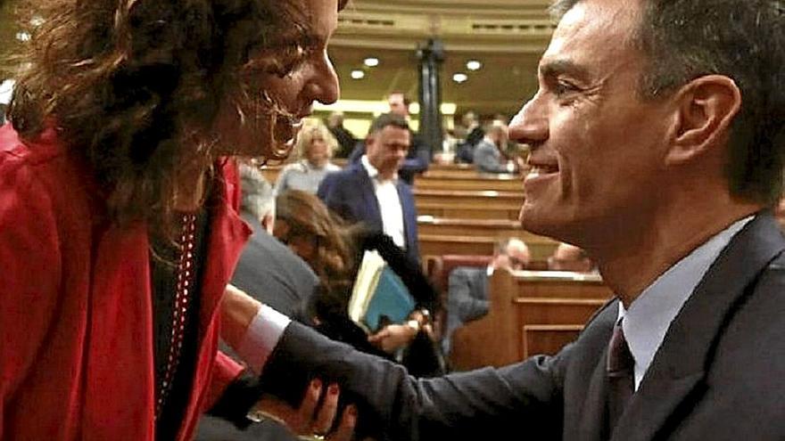 María Jesús Montero saluda a Pedro Sánchez en el Congreso.