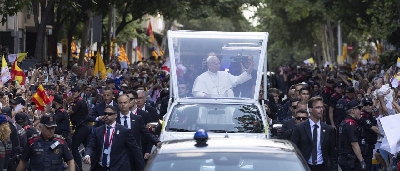 Miles de fieles esperan la llegada del Papa León XIV a la Sagrada Familia