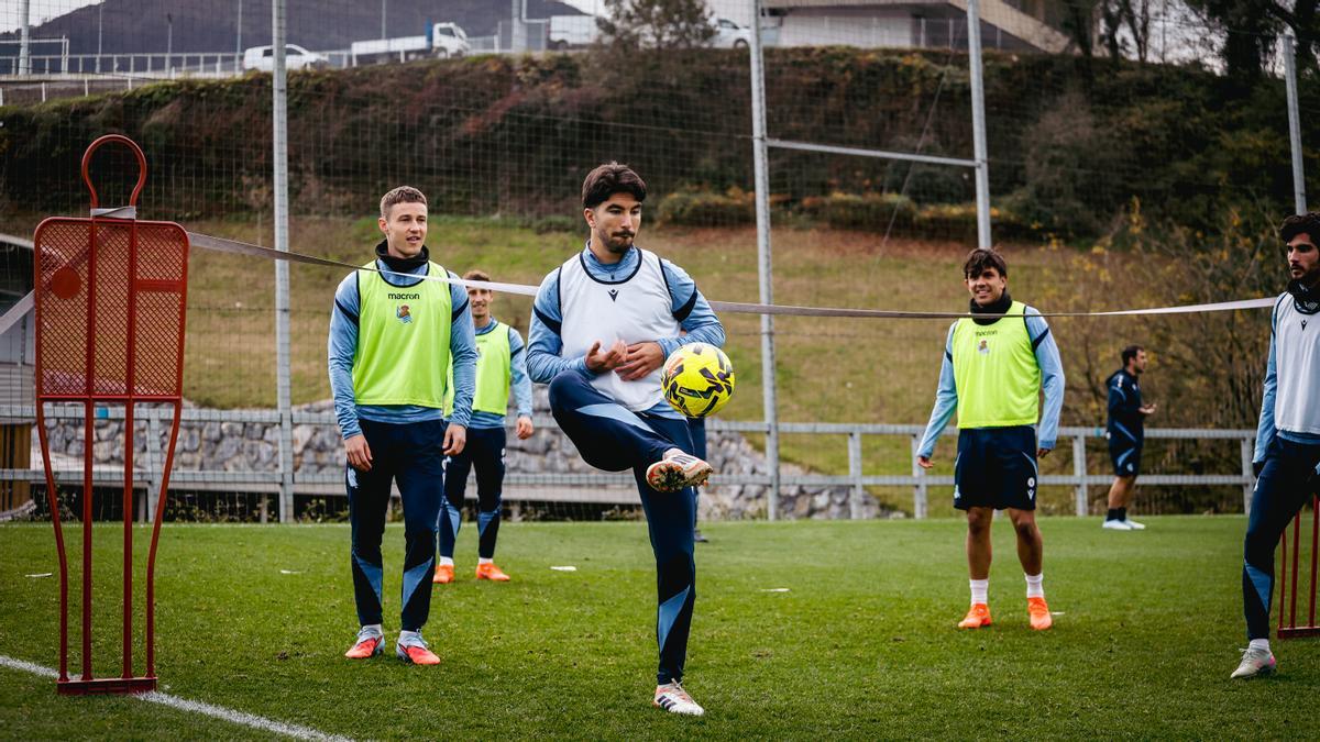 Carlos Soler, durante el entrenamiento de este miércoles.