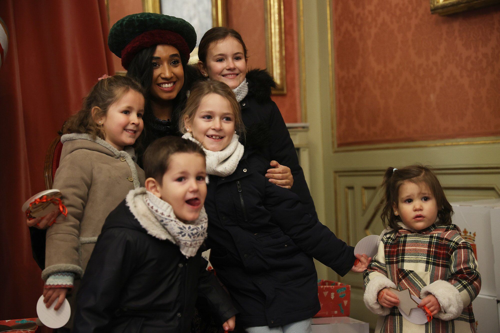 Cientos de jóvenes de Pamplona entregan sus cartas a los pajes de los Reyes Magos