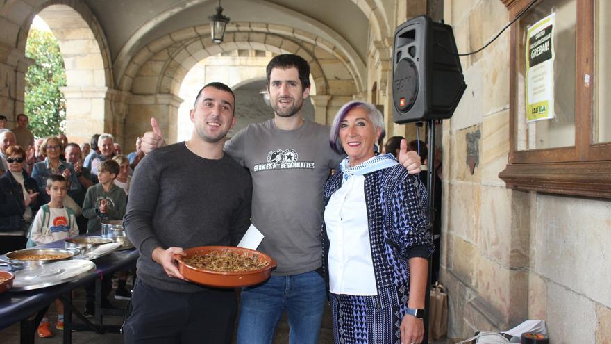 Fogones en fiesta: once parejas se retan en el concurso de sopas de ajo de Oñati