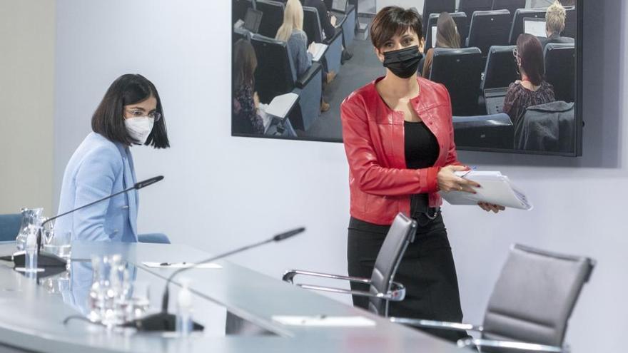 La titular de Sanidad, Carolina Darias, y la ministra portavoz, Isabel Rodríguez, ayer lunes en su comparecencia tras el Consejo de Ministros.