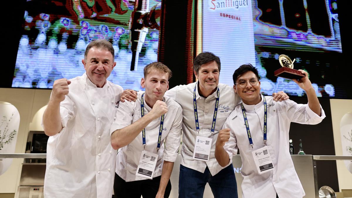 Los cocineros de Elkano Txiki de Getaria, posan con el chef Martin Berasategui, tras proclamarse vencedores en el VIII Campeonato de Ensaladilla Rusa
