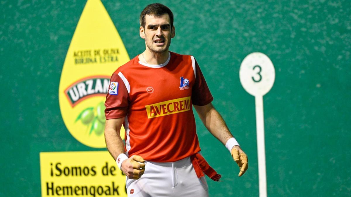 Joseba Ezkurdia completó un partido serio en su primer partido como zaguero en San Mateo.