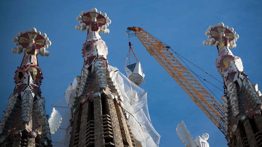 La Sagrada Familia corona su torre central: ya es la iglesia más alta del mundo