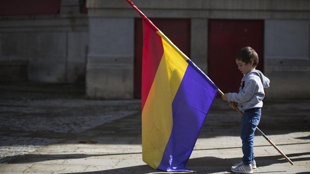 Un niño sujetando una bandera republicana
