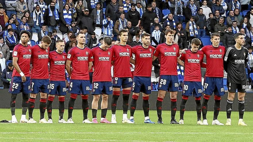 En la imagen, los futbolistas de Osasuna durante el minuto de silencio por el reciente fallecimiento del exjugador de la Real José Luis Maiztegi. En la imagen, los futbolistas de Osasuna durante el minuto de silencio por el reciente fallecimiento del exjugador de la Real José Luis Maiztegi.