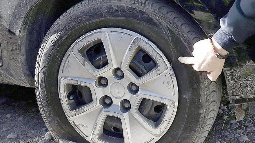 Los agentes comprobaron que 70 vehículos tenían las ruedas pinchadas, sin que se descarte que puedan aparecer más