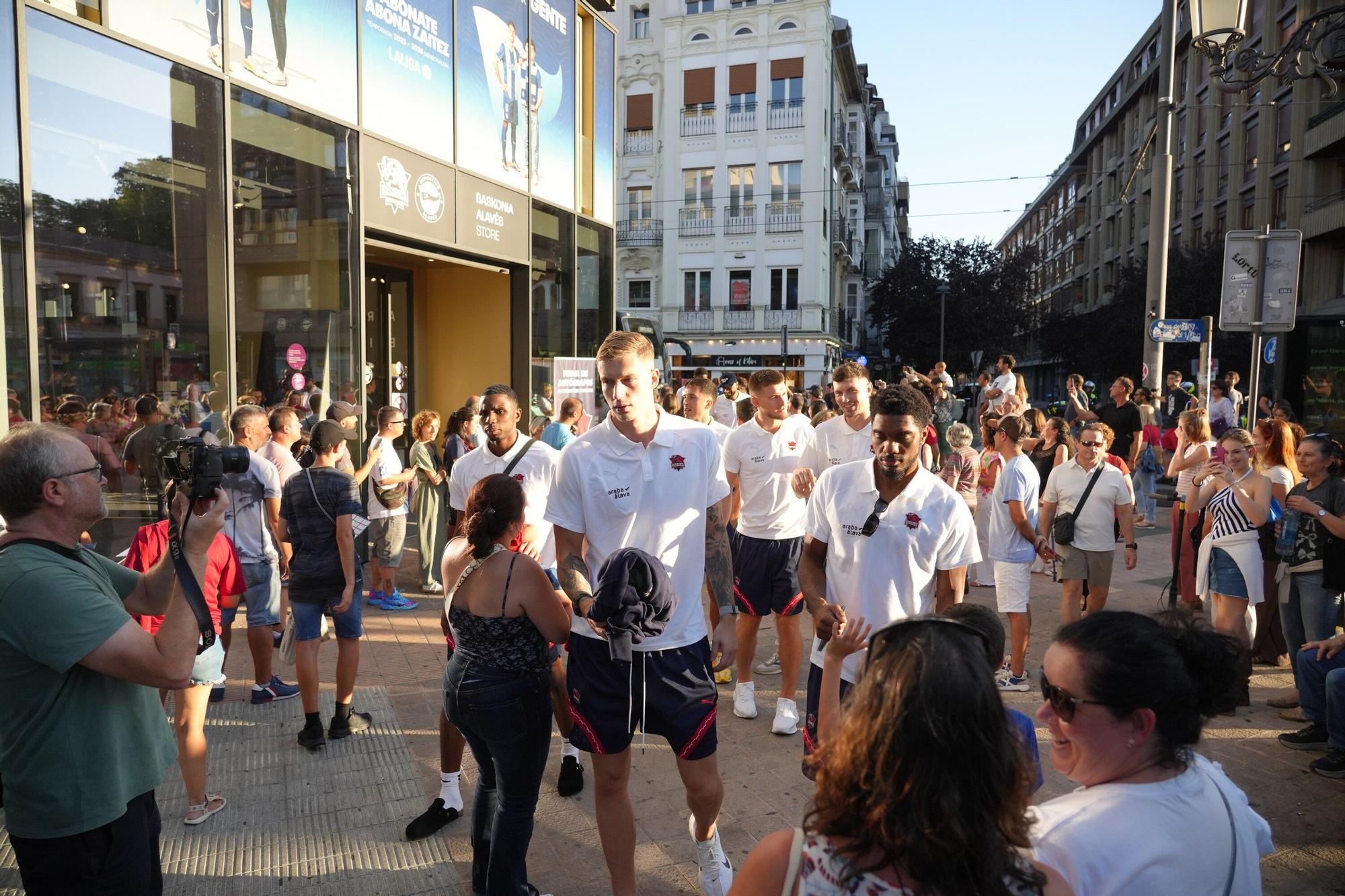 En imágenes: El Baskonia se da un baño de masas en la firma de autógrafos