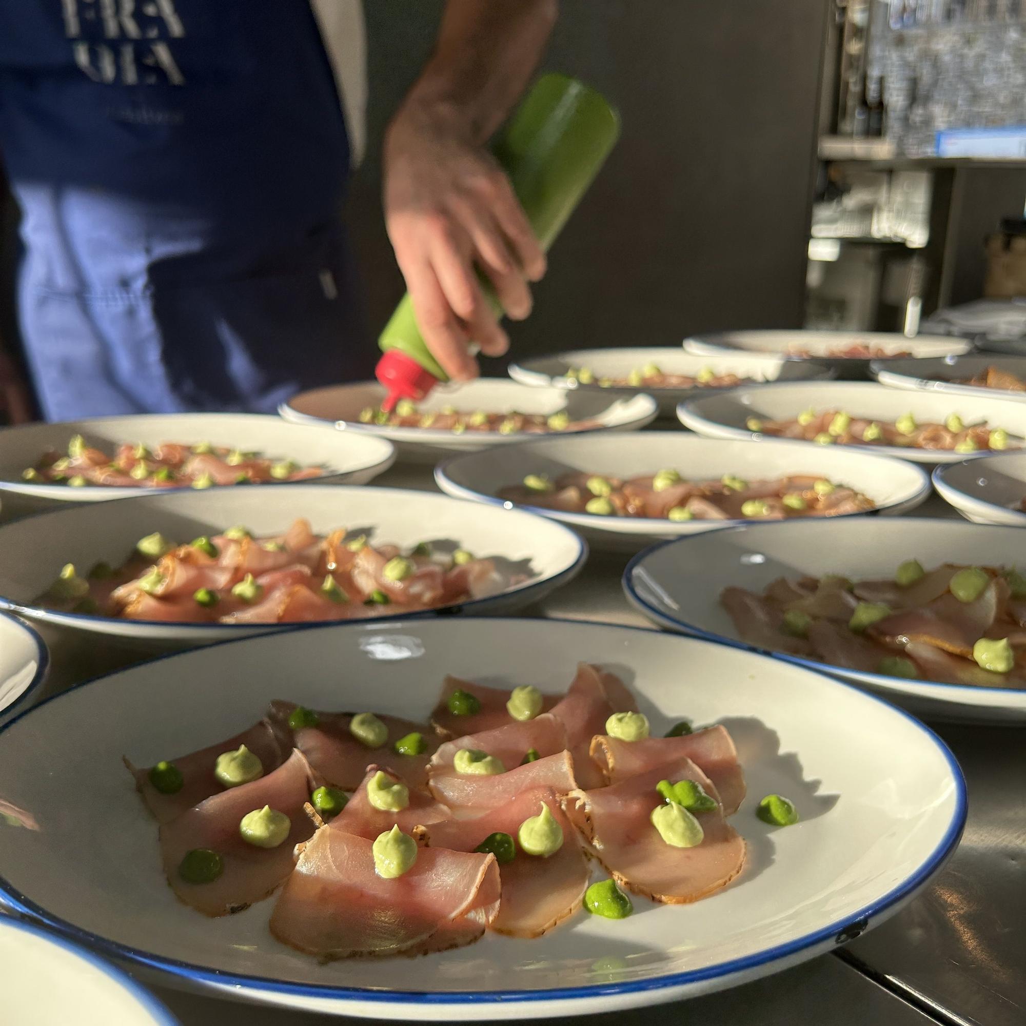 En el restaurante se trabaja con pescado fresco capturado por la flota de bajura vasca, adquirido directamente en las lonjas de Euskadi.