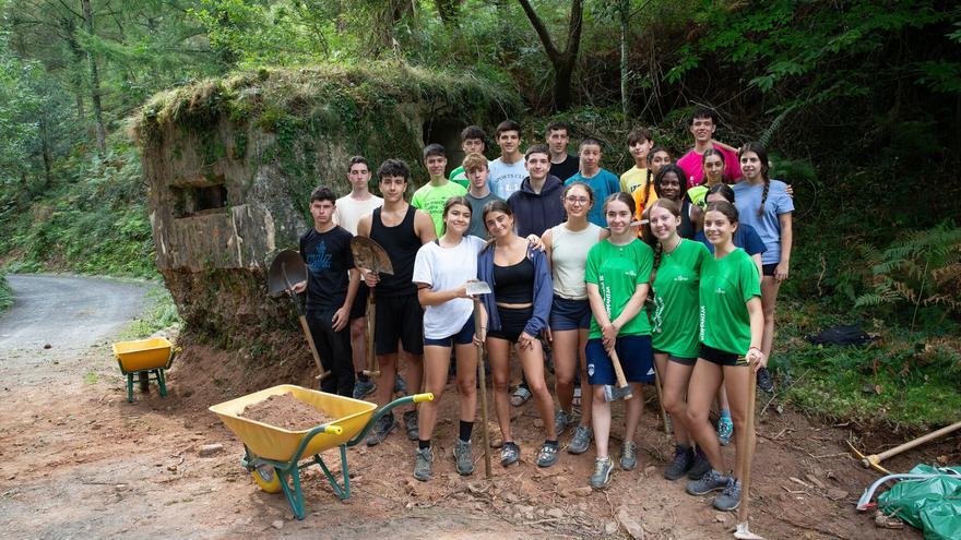 24 jóvenes trabajan en el campamento juvenil que localiza y recupera búnkeres del franquismo en Bera