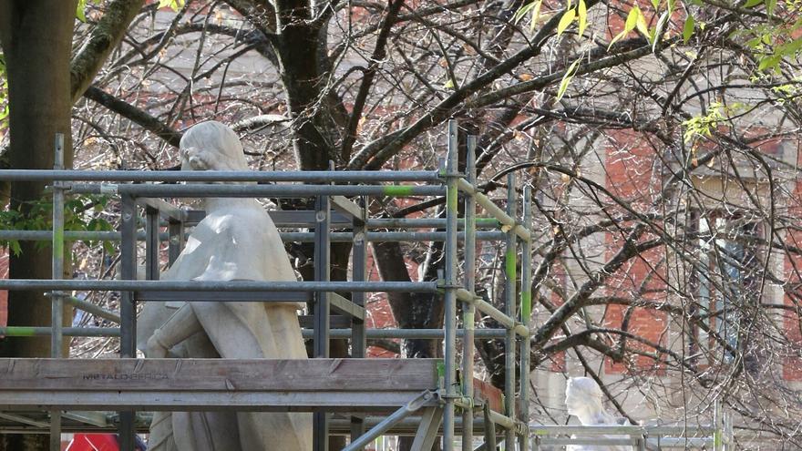 Preparativos para el traslado de las estatuas del Paseo Sarasate