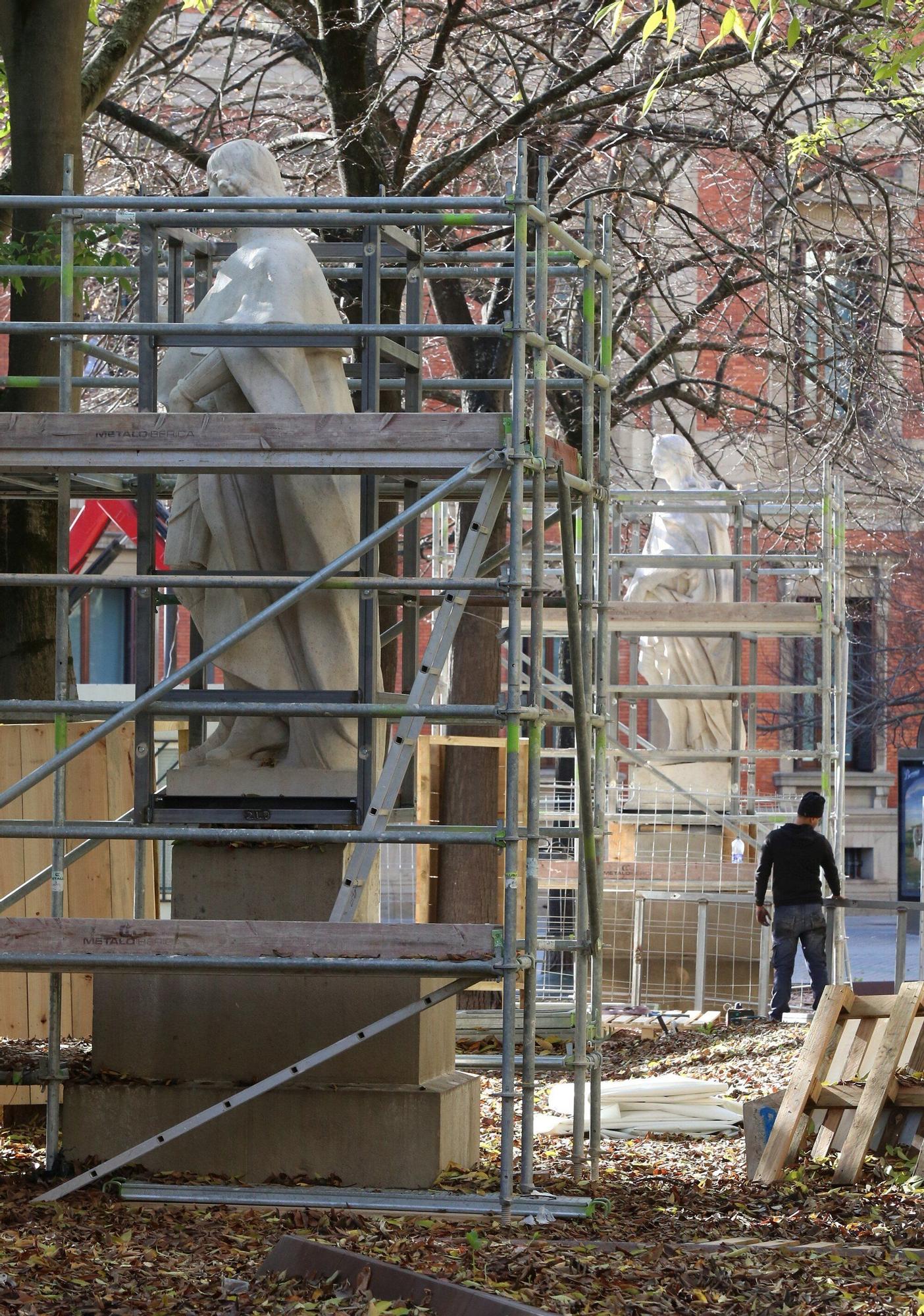 Preparativos para el traslado de las estatuas del Paseo Sarasate