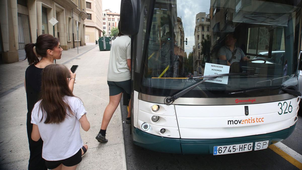 Viajeros subiendo a una villavesa durante una huelga.