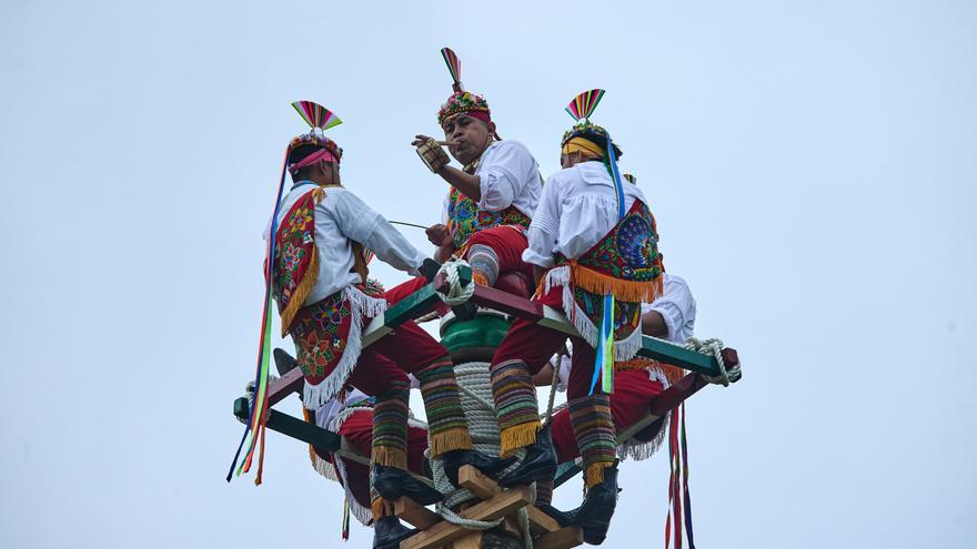 El ritual de Papantla alza el vuelo en Pamplona ante un público expectante