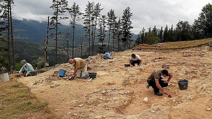 Voluntarios y arqueólogos trabajando en las ruinas del poblado de la Edad de Hierro de Munoaundi. Foto: N.G.