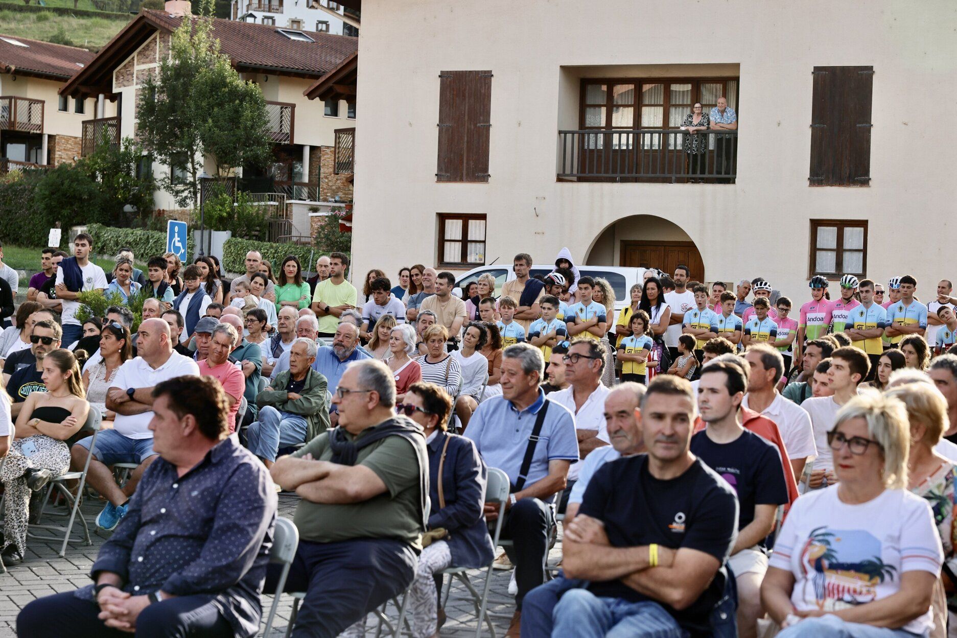 Gran recibimiento a Eñaut Urkaregi en Larraul