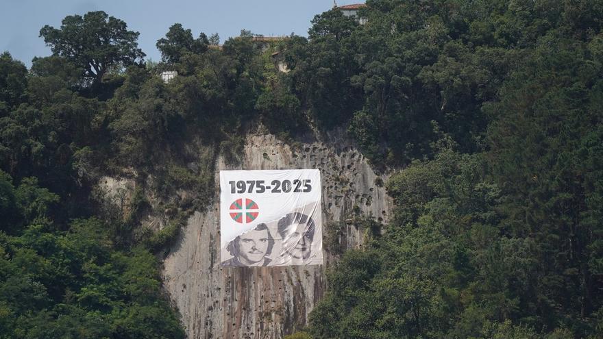 Pancarta gigante para recordar el 50 aniversario del fusilamiento de Txiki y Otaegi