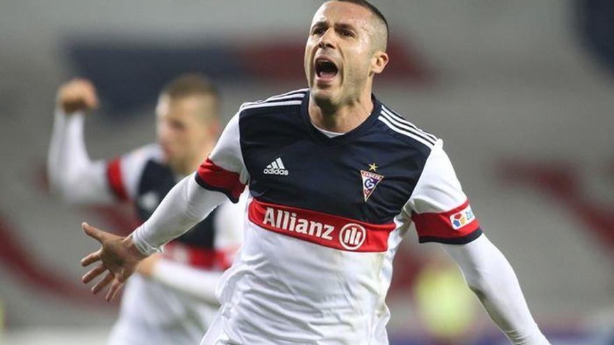 El exdelantero del Athletic ejerce de ídolo en su equipo, el Górnik Zabrze, y es pichichi en esa liga