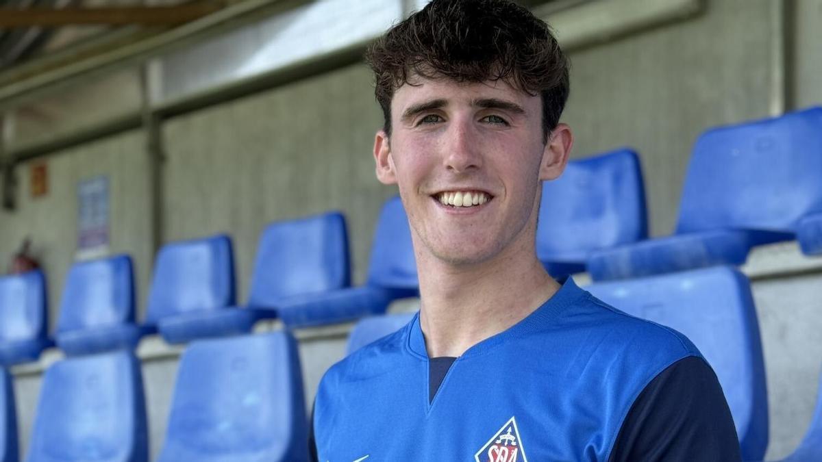 Elías con la nueva camiseta del Amorebieta