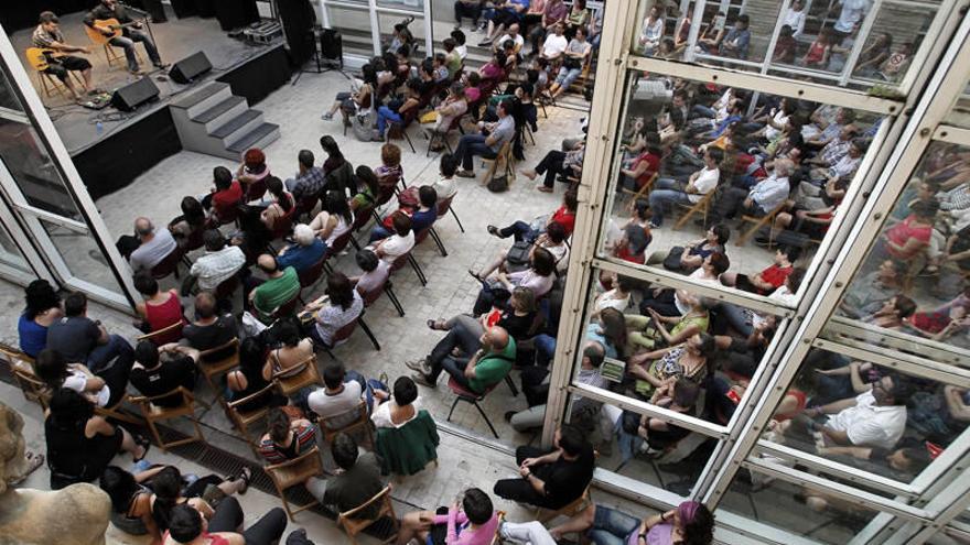 Vista general del público durante el concierto acústico que ofreció Mikel Urdangarin dentro del ciclo &quot;Kantu eta Hitza 2012&quot;.