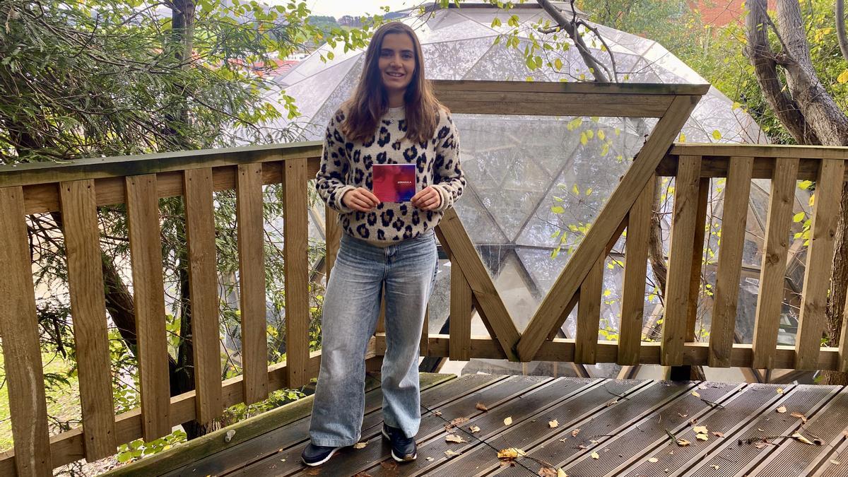 Ainhoa Urteaga posando con su disco &#039;Arrakala&#039;.