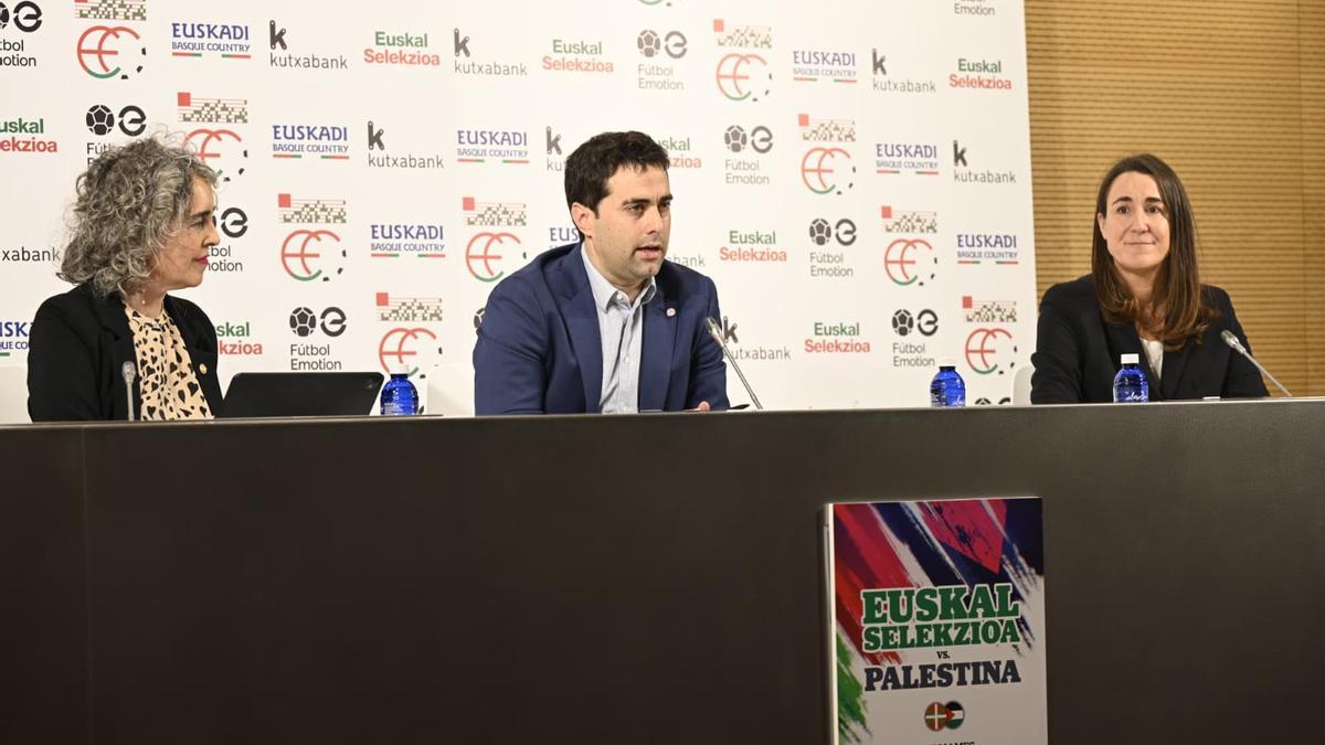 Ibone Bengoetxea, Iker Goñi y Nagore Eskisabel, durante la comparecencia en San Mamés con motivo del partido entre la Euskal Selekzioa y Palestina.