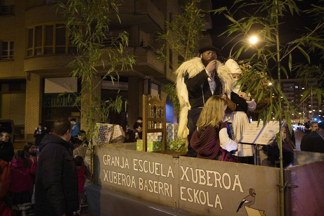 Olentzero y Mari Domingi recogen las últimas cartas en Iturrama