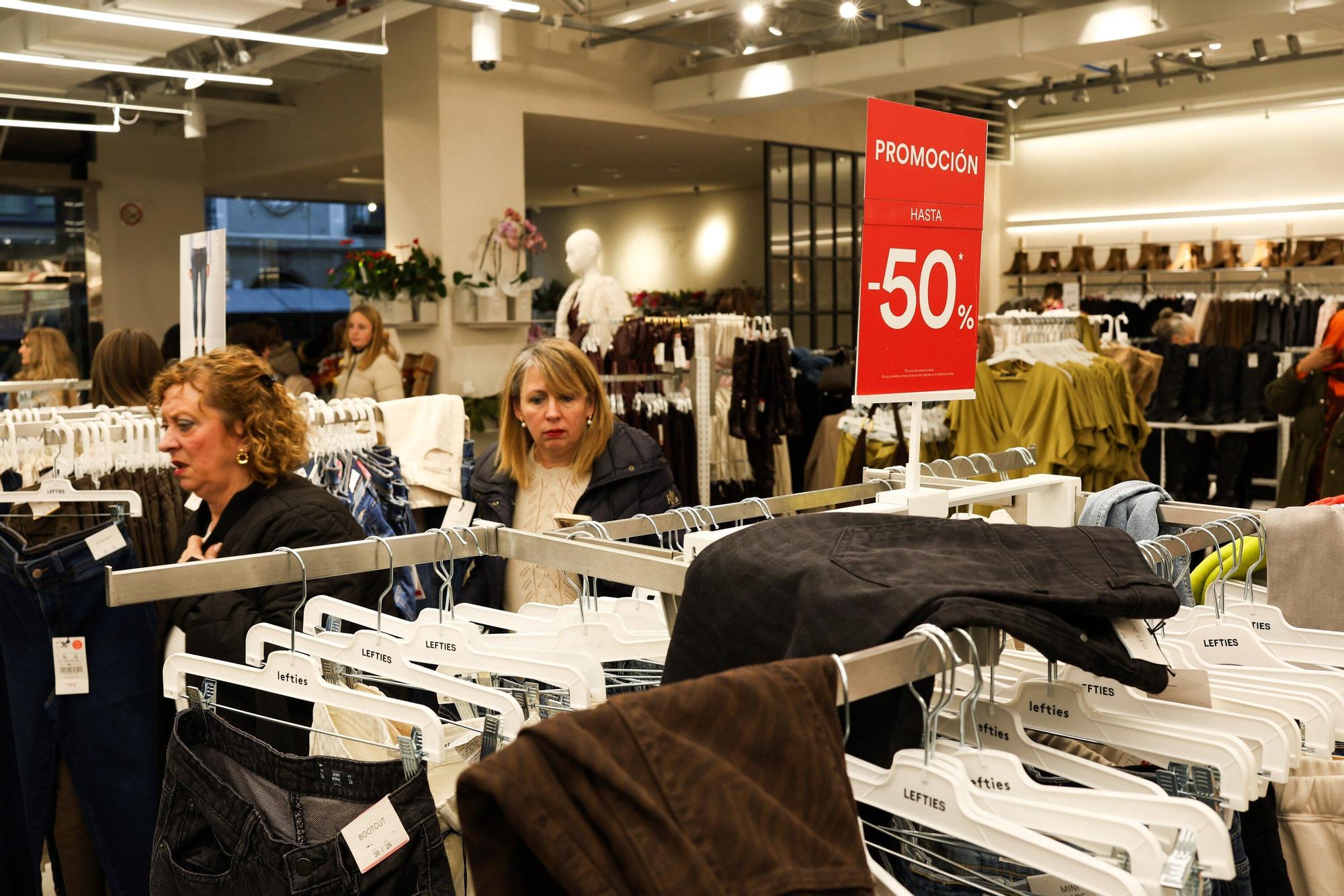 En imágenes: Los bilbainos se echan a la calle por el Black Friday