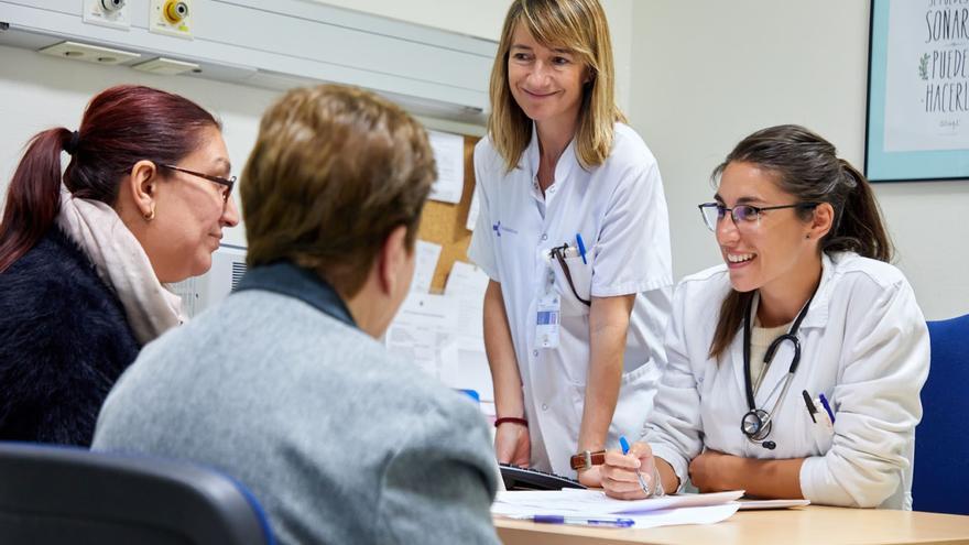 Osakidetza lidera el 'fichaje' de médicos de familia con más de 59.000 euros de sueldo base