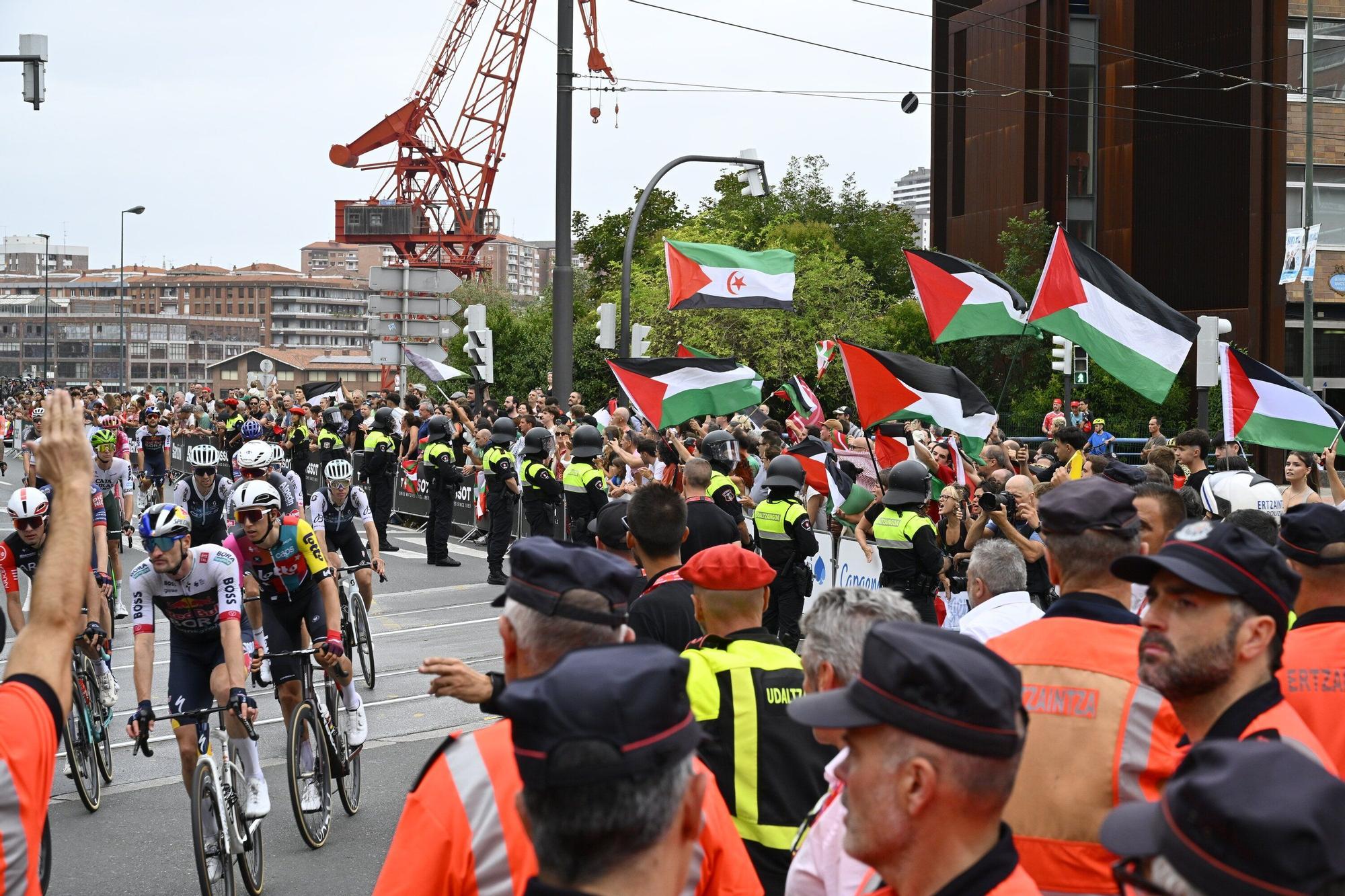 En imágenes: protesta contra el Israel al paso de la La Vuelta por Bilbao