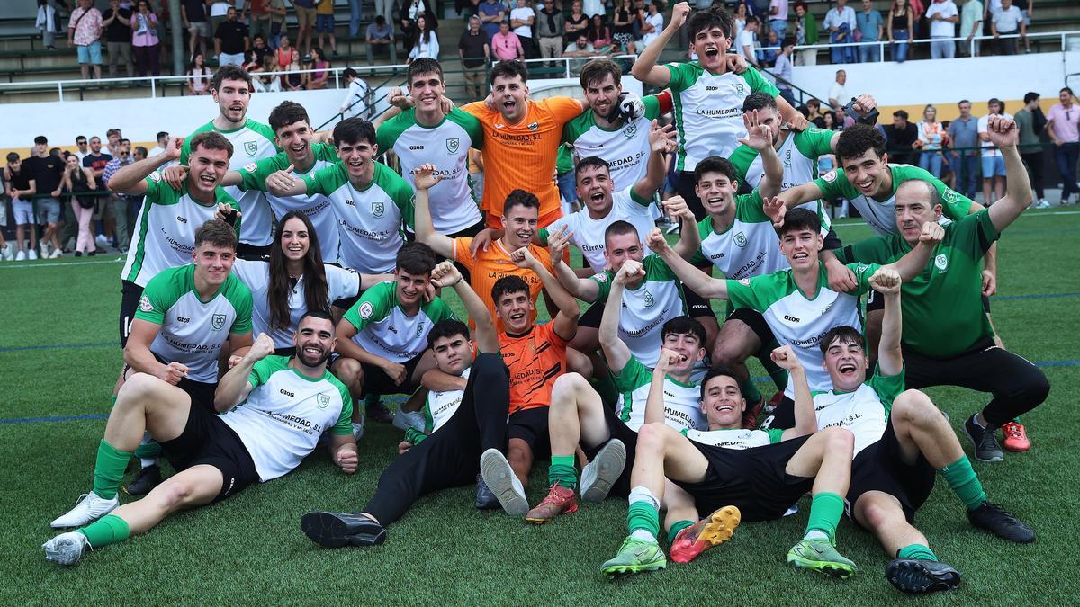 Los jugadores de Oberena celebran el ascenso a Tercera RFEF el pasado curso.