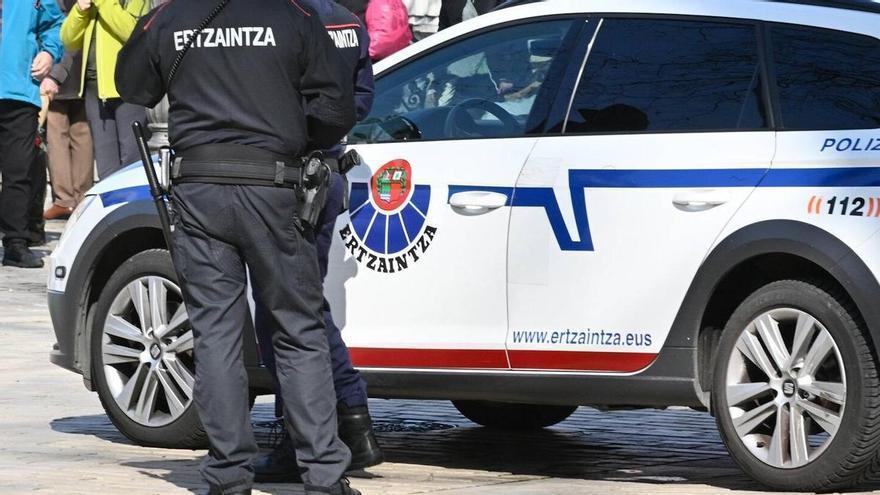 Un ertzaina da positivo en drogas tras chocar su vehículo patrulla contra un coche a la fuga en Bilbao