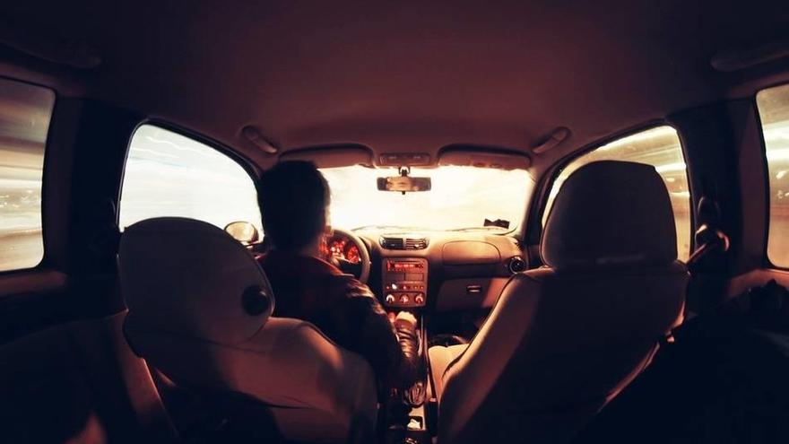 Rompe la ventanilla de un coche para robar y se queda dormido dentro