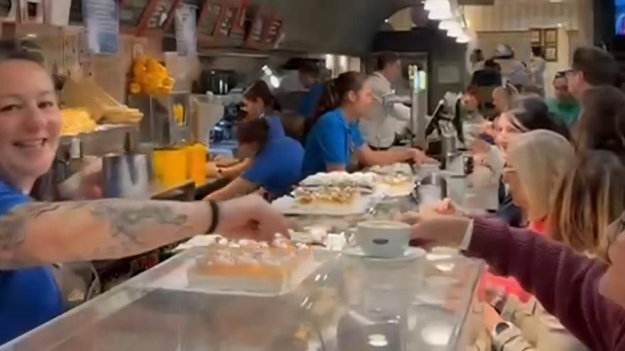 Este bar bilbaino invita a desayunar por el día de la Amatxu: “Venimos desde Burgos porque nos dijeron que a las Begoñas nos daban de desayunar gratis”