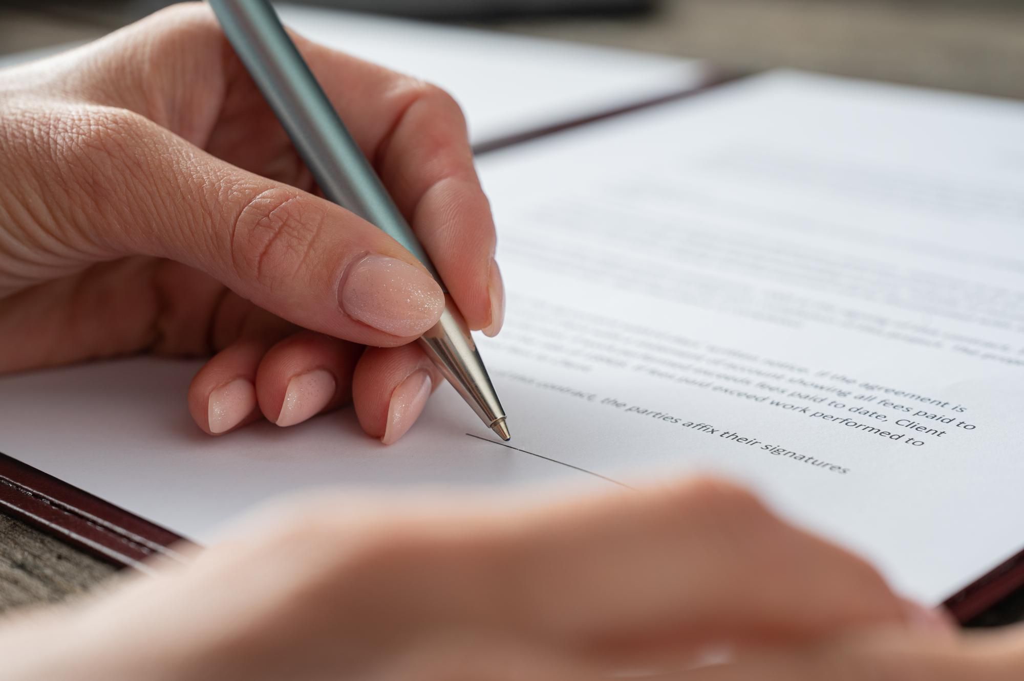 El tamaño mínimo de la letra pequeña de un contrato es de 2,5 mm