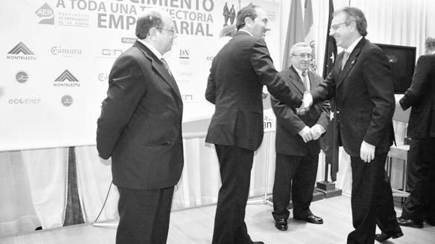 Miguel Sanz felicita al premiado, Paco Urzaiz Sevilla.