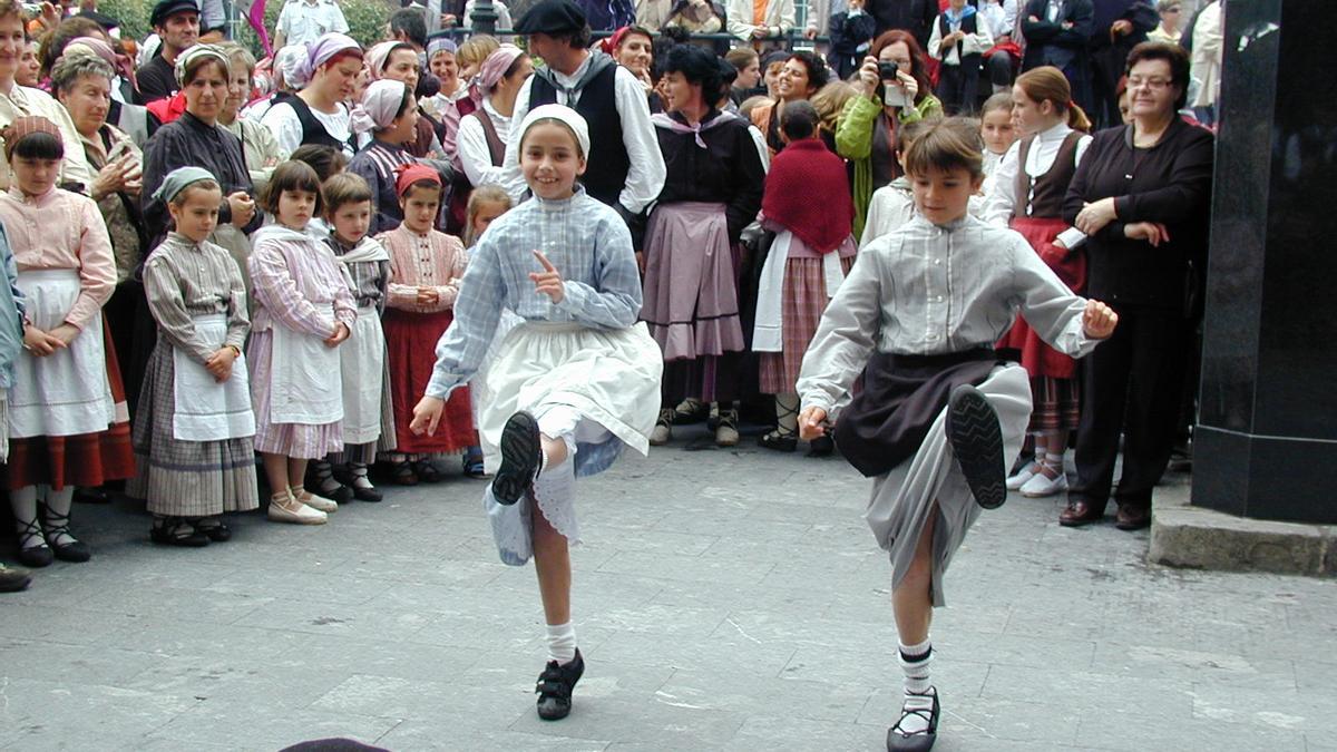 Niñas bailando en unas Euskal Jaiak de Getaria. / N.G.