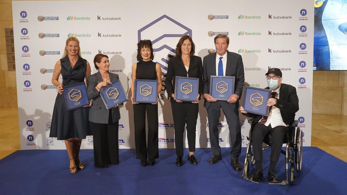Los seis premiados de la segunda edición de Hitz Sariak; Anne Igartiburu, María Bayo, Ane Fernández de Arbina, Edurne Pasaban, John Garamendi y Kepa Junkera.