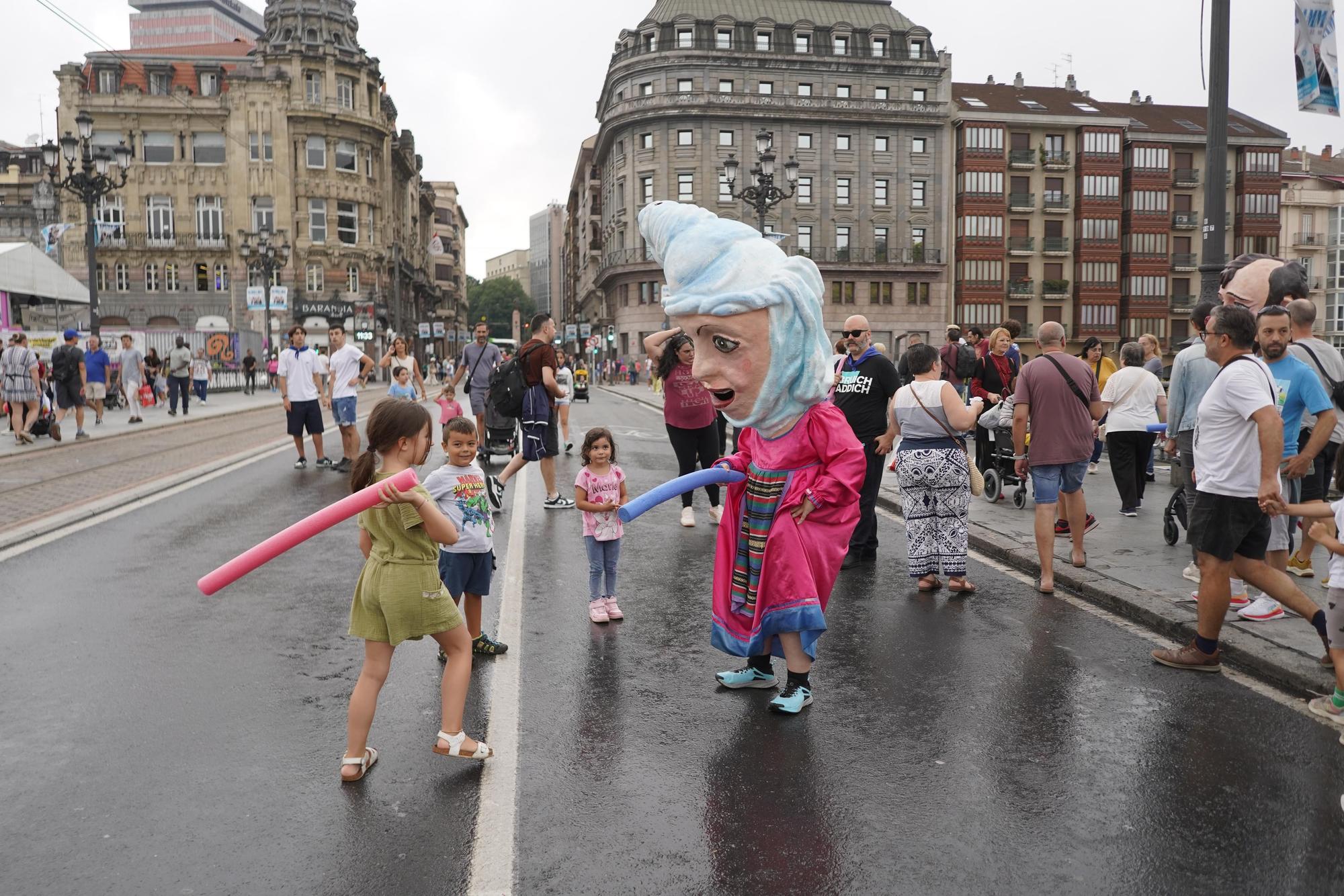 Desfile de gigantes y cabezudos en Aste Nagusia