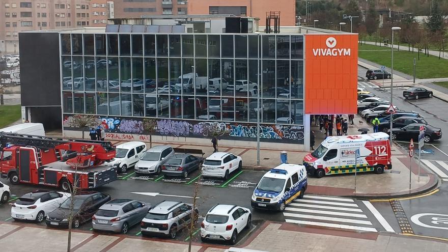 Se incendia un vehículo en el parking subterráneo de un gimnasio de Ansoáin